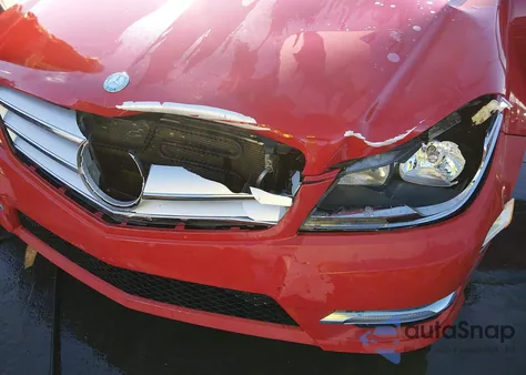 2012 Mercedes-Benz C 250 Sport z USA, uszkodzony, nr VIN WDDGF4HBXCR217409